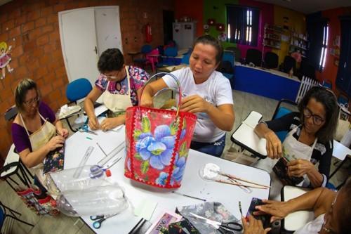 Moradores do Prosamim ganham certificado do projeto ‘Do Lixo ao Luxo’ e garantem renda extra no fim do ano