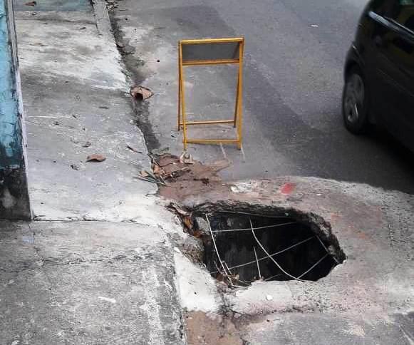 Bueiro no bairro Nova Esperança causa acidentes e transtorno para motoristas e pedestres