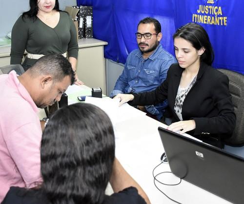Polícia Civil, em parceria com TJAM, oferece serviços da Justiça Itinerante na sede da DECCM, na zona centro-sul