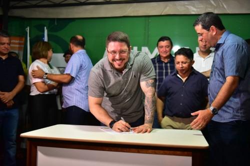 Em Itacoatiara, governador em exercício assina termos de convênio e de fomento, durante Expoita 2019