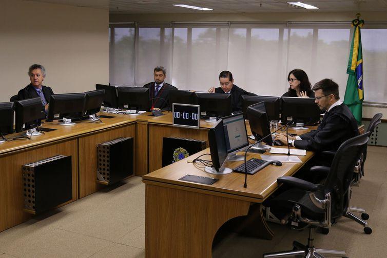 Segunda instância condena Lula a 17 anos de prisão em caso de sítio Segunda instância condena Lula a 17 anos de prisão em caso de sítio