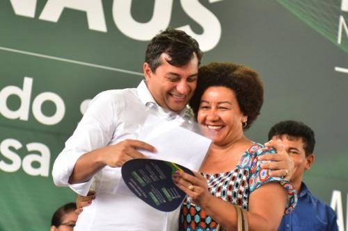 Wilson Lima entrega crédito a microempreendedores e títulos de terra a moradores do Mutirão