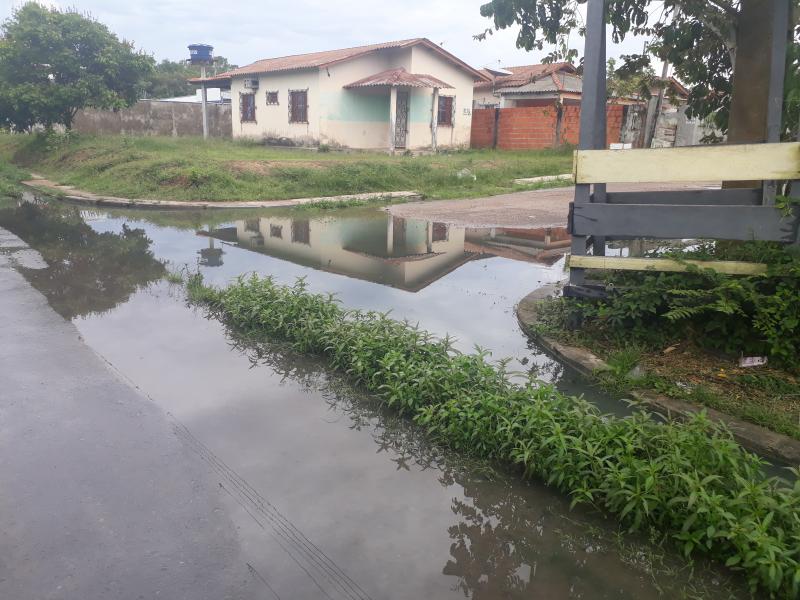 Ruas alagadas expõem um antigo problema no residencial Vila Cristina 