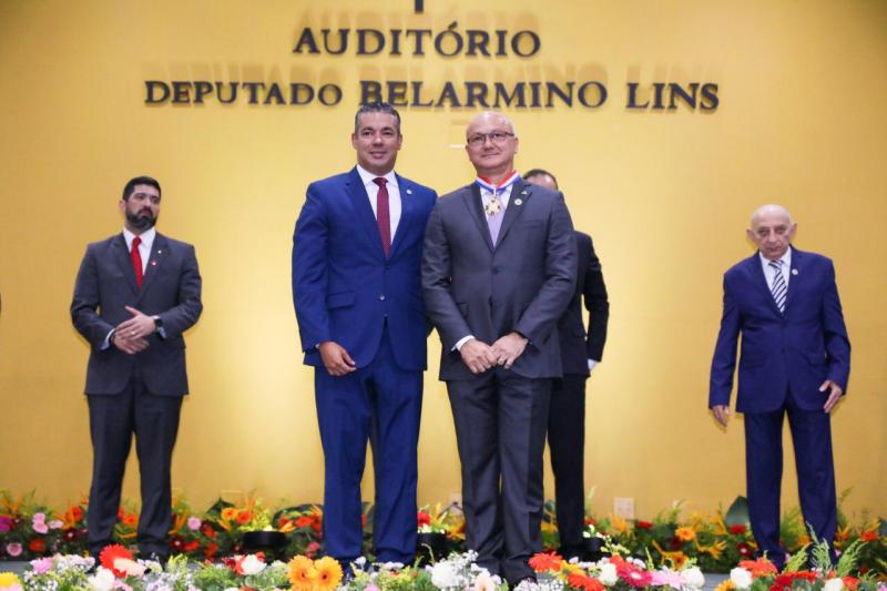 Josué Neto homenageia coronel Menezes com a Medalha do Mérito Legislativo