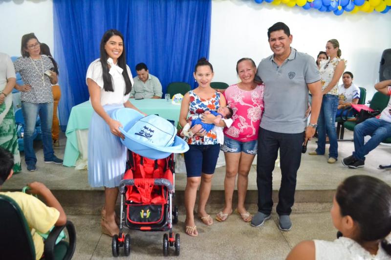 Prefeitura de Parintins entrega kits bebê para 150 mães 