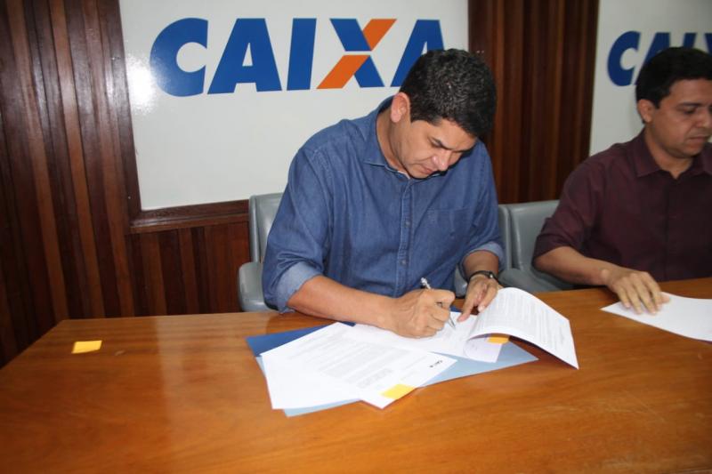 Bi Garcia assina convênio de R$ 12 milhões para asfaltamento e melhorias sanitárias