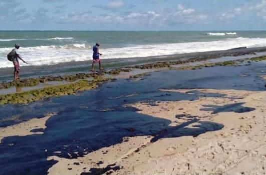 Mais de 40% dos brasileiros avalia mal ações do governo para lidar com óleo nas praias