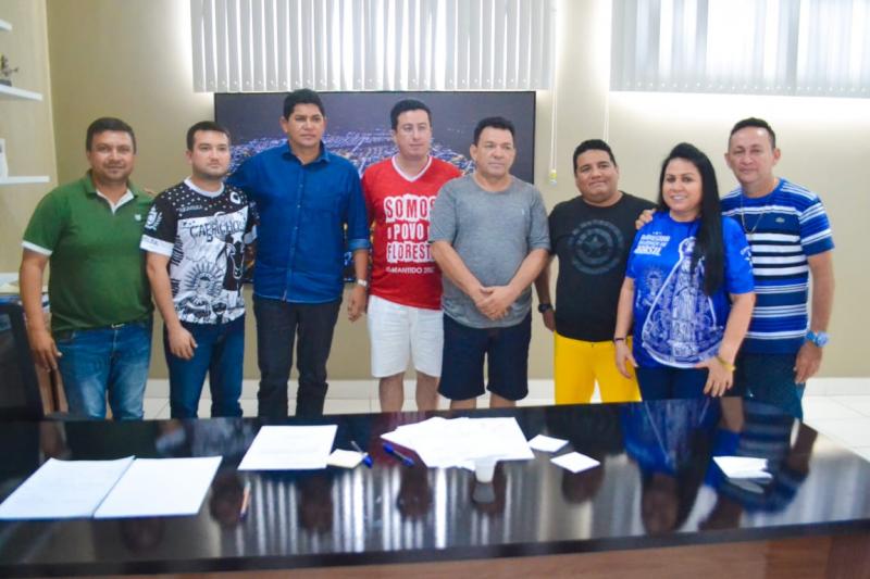 Prefeitura de Parintins, bumbás Garantido e Caprichoso se preparam para receber o corpo de Arlindo Jr nesta terça-feira