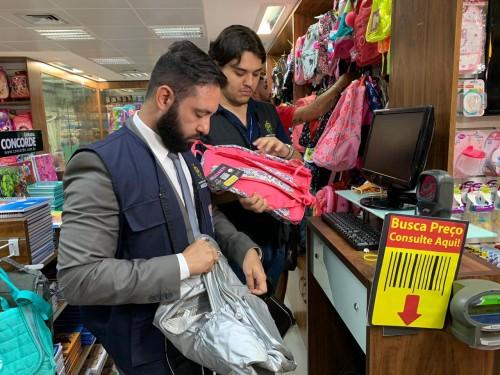Procon-AM inicia fiscalização em livrarias e orienta consumidor sobre itens proibidos nas listas de material escolar