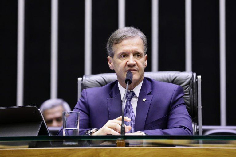 Projeto fixa prazo de validade de um ano para certidões de nascimento e casamento