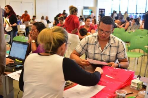 Em primeiro dia de contratação direta, Governo do Amazonas atende 1.290 técnicos de enfermagem no Vasco Vasques