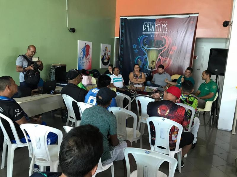 Prefeitura de Parintins reúne com presidentes dos blocos e apresenta regras de segurança para eventos carnavalescos 