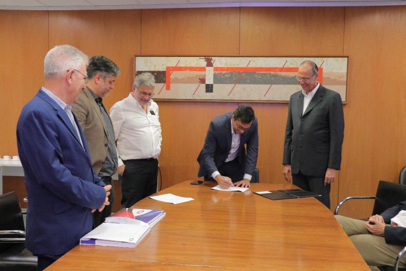 Wilson Lima assina protocolo de intenções para parceria com o Incor de São Paulo