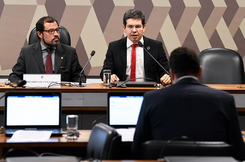 Comissão mista vota na terça (4), relatório de MP que garante 13º no Bolsa Família Comissão mista vota na terça (4), relatório de MP que garante 13º no Bolsa Família