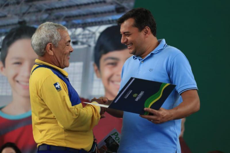 Wilson Lima entrega fomento a empreendedores e Termos de Quitação de Imóvel para moradores do Jorge Teixeira