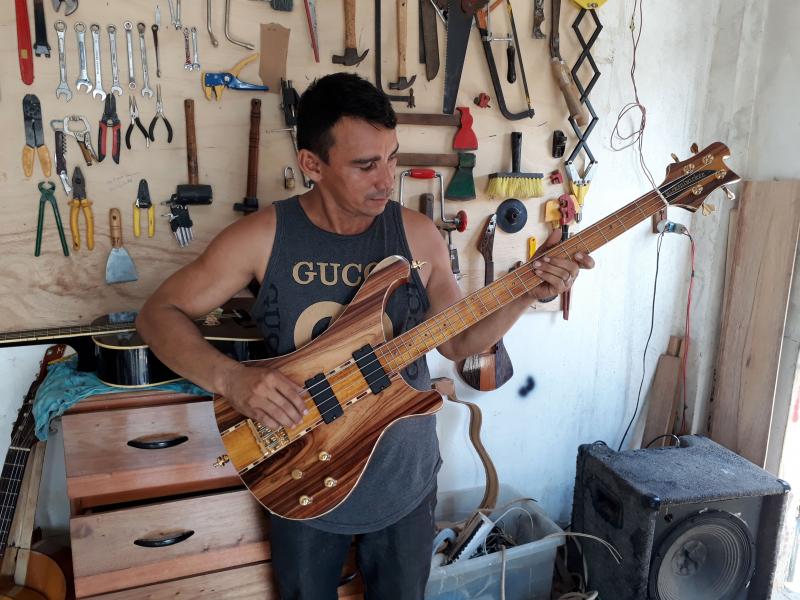 Aluno de Raul Lage instala em Parintins oficina para fabricar instrumentos musicais Aluno de Raul Lage instala em Parintins oficina para fabricar instrumentos musicais