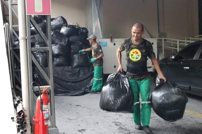 MPF doa mais de uma tonelada de papel a cooperativa de reciclagem no Amazonas