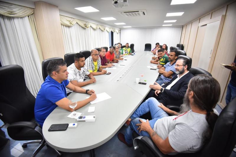 Josué recebe caminhoneiros e motoristas de aplicativos e trata sobre baixa no preço dos combustíveis