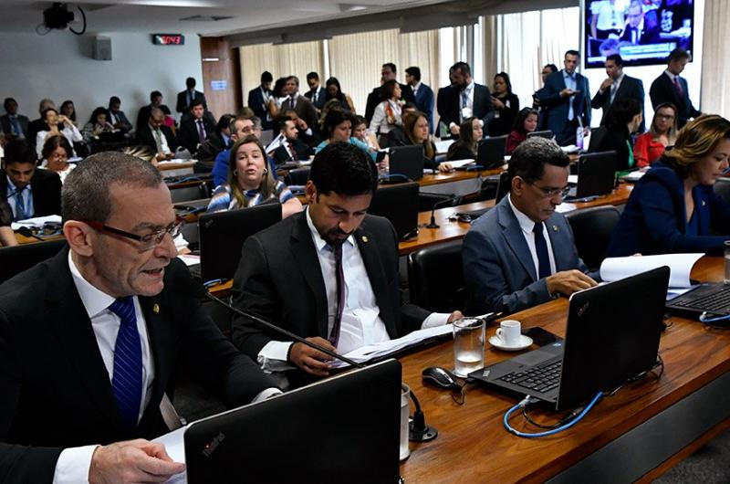 CCJ aprova punição maior em caso de homicídio cometido por uso de celular ao volante