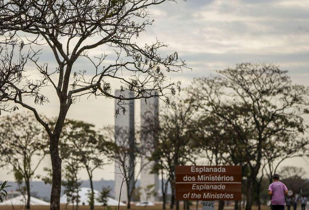 Reforma administrativa pretende revisar salários e número de carreiras