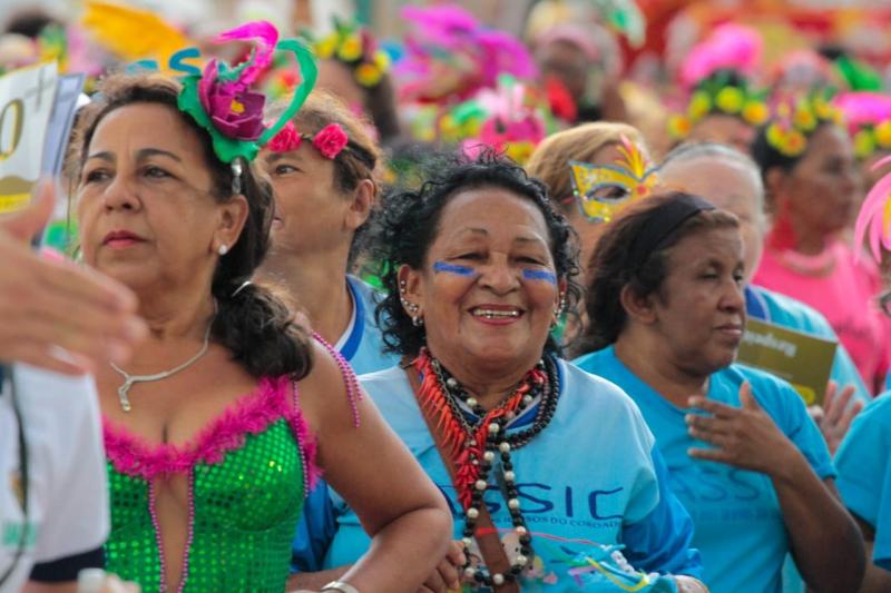 Idosos agitam abertura do desfile das escolas de samba do grupo especial no Sambódromo