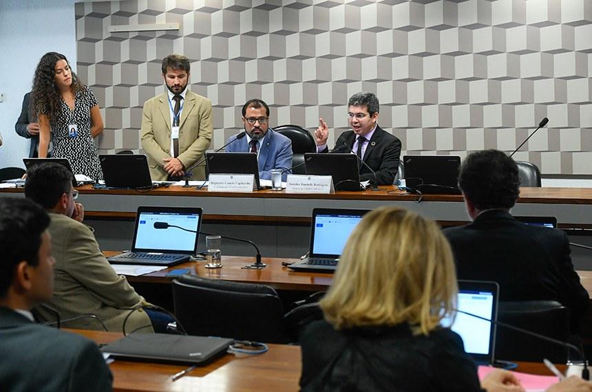 Comissão mista analisa relatório sobre MP do 13° do Bolsa Família Comissão mista analisa relatório sobre MP do 13° do Bolsa Família