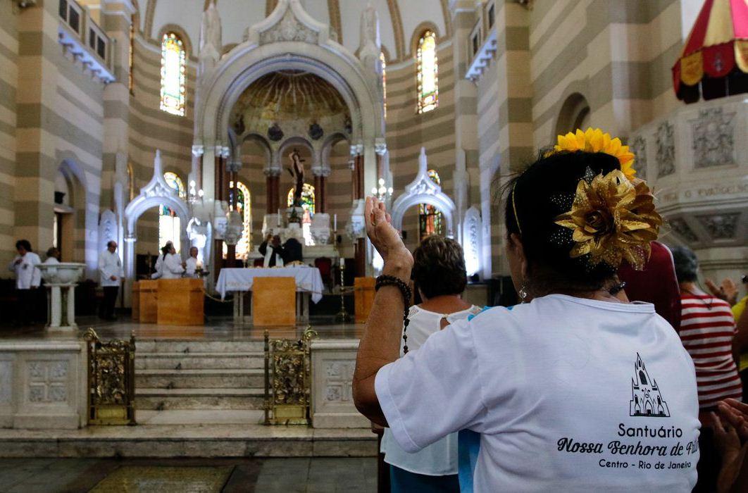 Igrejas recomendam evitar contato em missas para prevenir coronavírus