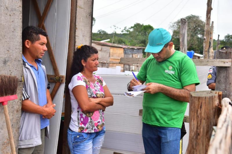 Em menos de quatro horas, equipe do Governo do Amazonas atende 179 famílias do Monte Horebe para cadastro social