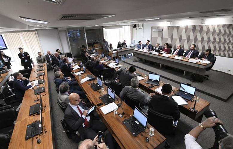 PEC de R$ 220 bi para abater dívida pública deve ser votada na CCJ do Senado nesta quarta-feira (4) PEC de R$ 220 bi para abater dívida pública deve ser votada na CCJ do Senado nesta quarta-feira (4)