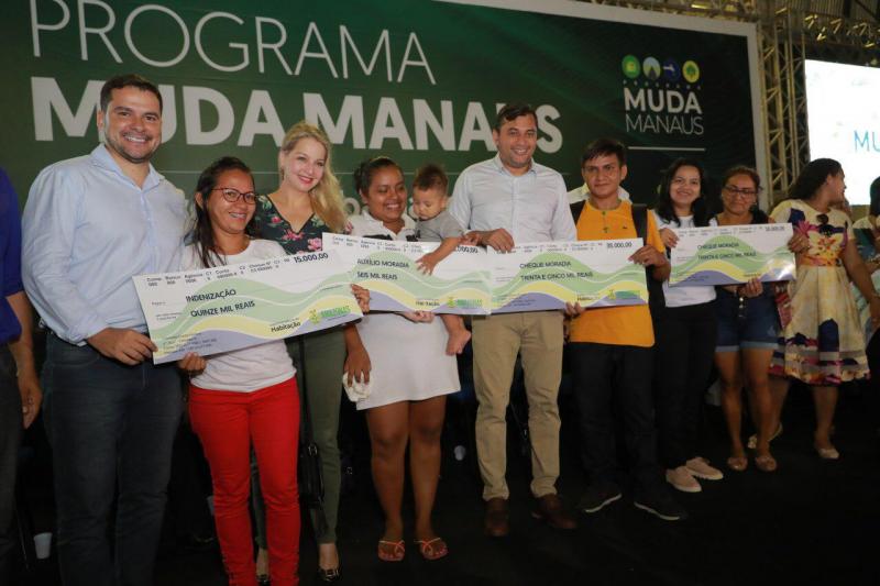 Wilson Lima indeniza 137 famílias do Educandos e anuncia pagamento do terceiro lote para abril