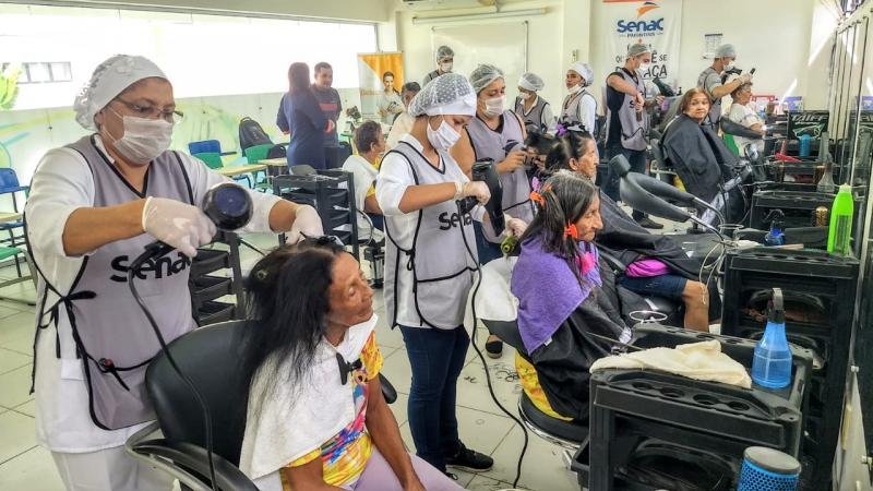 Prefeitura de Parintins e Senac oferecem serviços de beleza para 80 mulheres da melhor idade