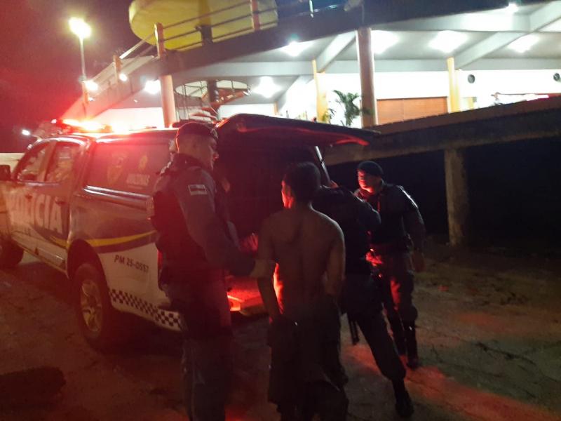Polícia Militar realiza transferência de suspeito de matar ex-esposa no município de Barreirinha