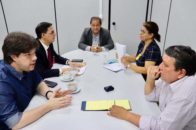 Em reunião com Ministério Público de Contas, Seduc e CSC tratam de licitações para transporte e alimentação escolar Em reunião com Ministério Público de Contas, Seduc e CSC tratam de licitações para transporte e alimentação escolar