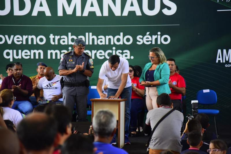 Wilson Lima assina decreto para ampliação de projeto cívico na rede estadual de ensino