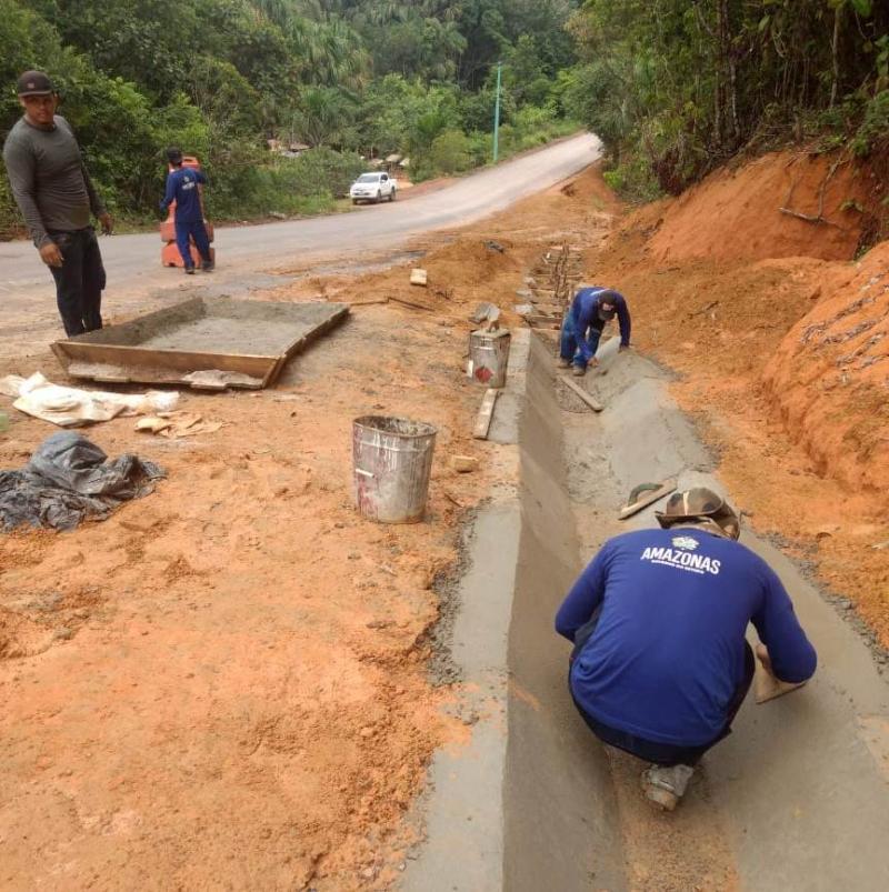 Governo do Amazonas avança com obras na estrada do Caldeirão, em Iranduba