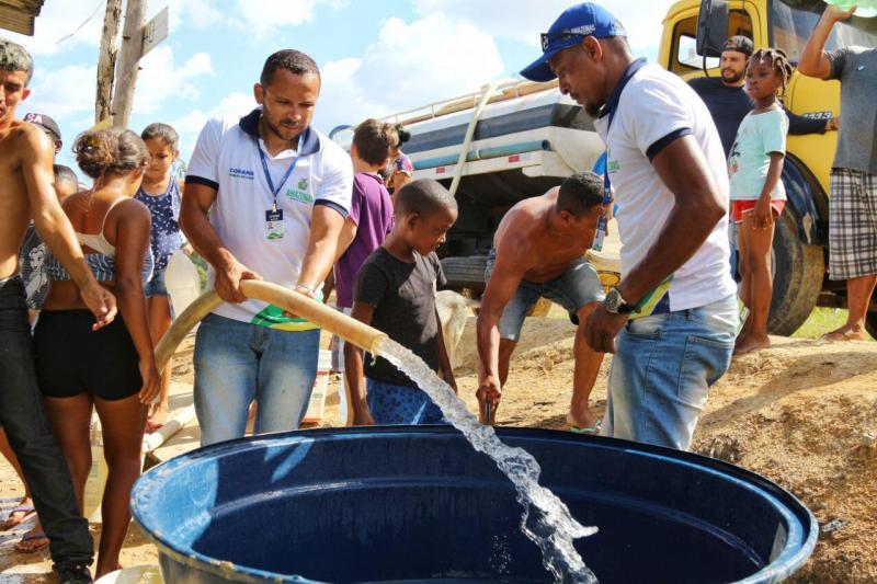 Cosama realiza trabalho de distribuição de água no Monte Horebe
