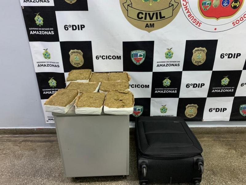 Polícia Civil prende jovem com oito quilos de maconha do tipo skunk, no Aeroporto Internacional de Manaus