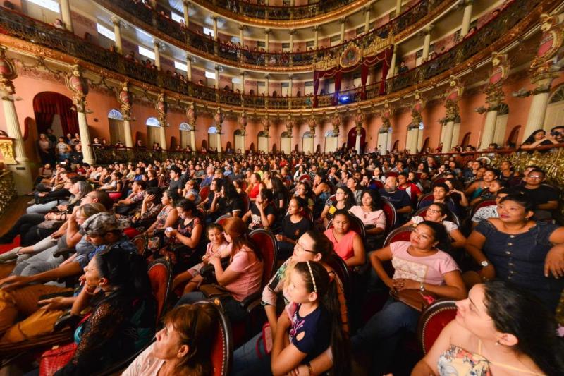 Liceu de Artes e Ofícios Claudio Santoro recebe novos alunos no Teatro Amazonas