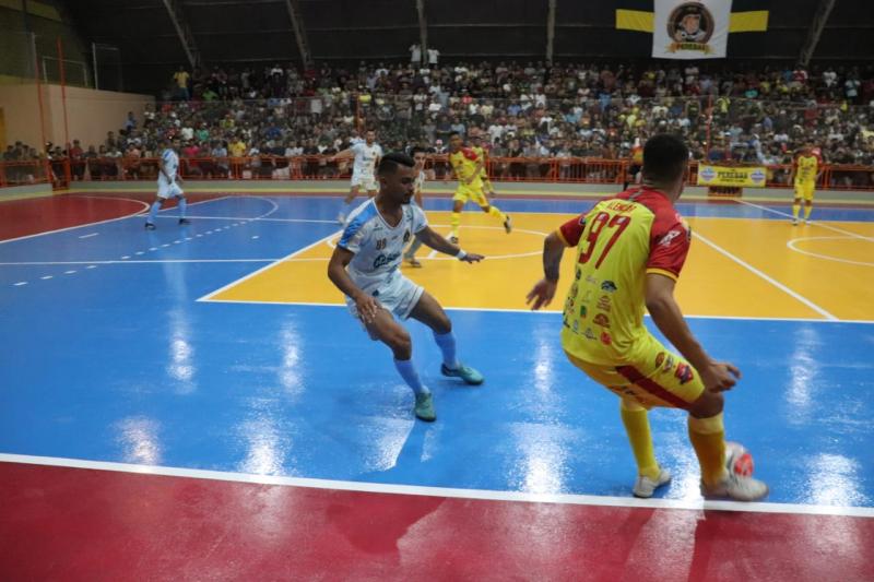 Quatro jogos e oito candidatas a rainha abrilhantam a quinta-feira de Copa Alvorada de Futsal