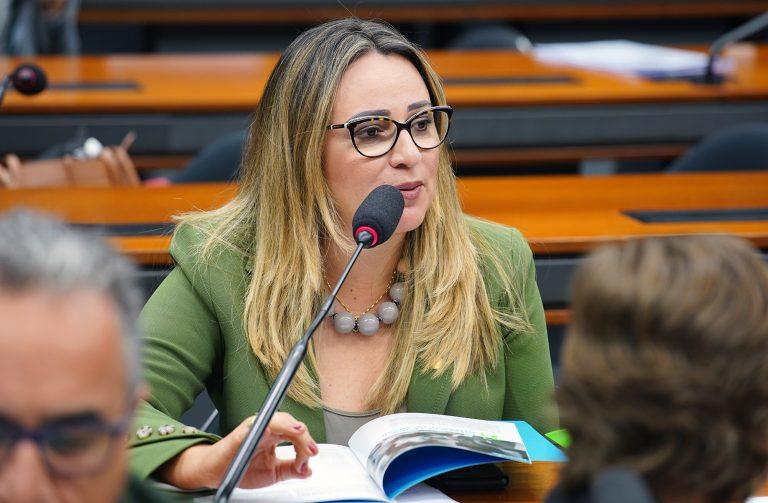 Projeto obriga escolas a informar conselhos tutelares sobre automutilação