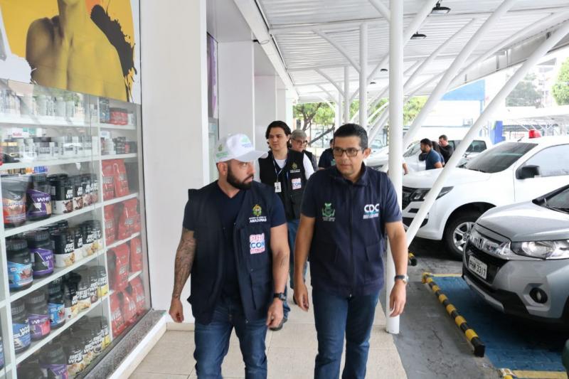 Procon-AM verifica preços e disponibilidade de álcool em gel e máscaras em estabelecimentos de Manaus