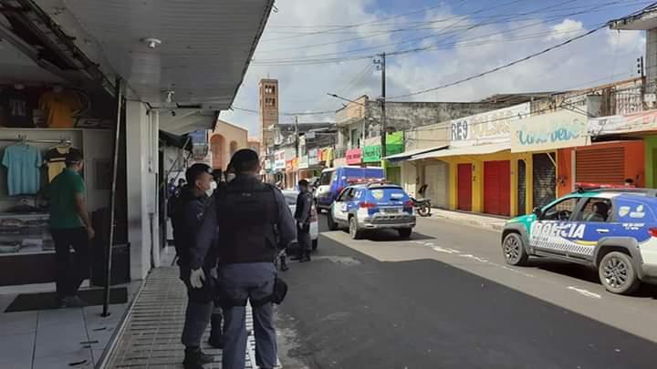 Polícia Militar fecha comércios que funcionam de forma regular em Parintins