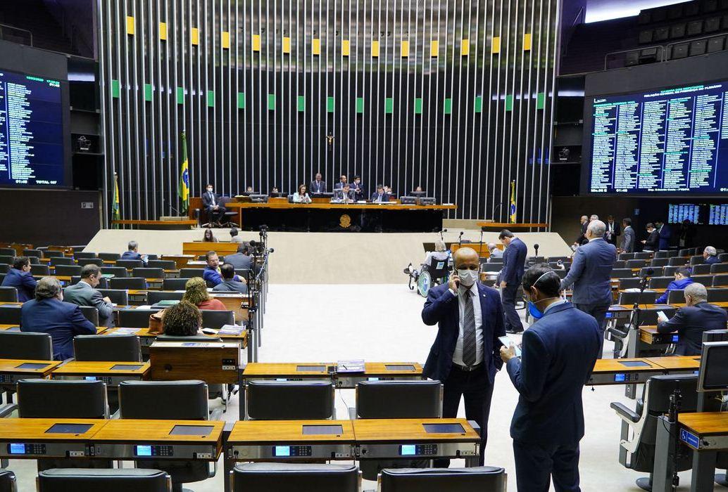 Câmara aprova auxílio de R$ 600 por mês para trabalhador informal Câmara aprova auxílio de R$ 600 por mês para trabalhador informal