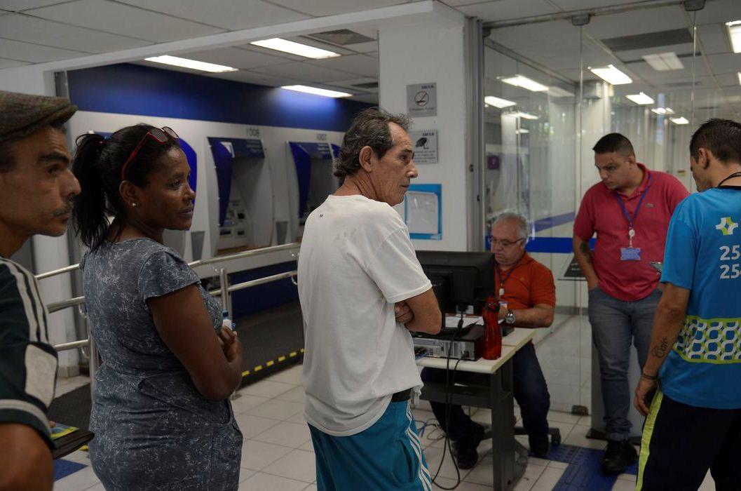 Prazo para saque imediato de até R$ 998 do FGTS acaba amanhã (31)