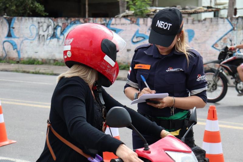 Detran-AM flagra 106 motoristas dirigindo alcoolizados e emite mais de 680 autos de infração em março