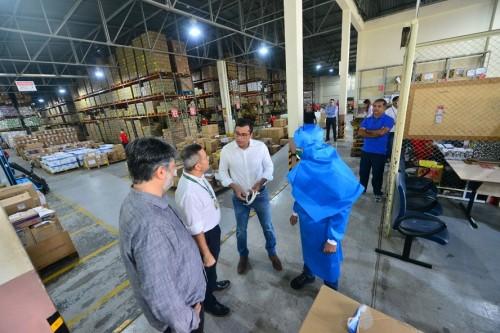 Governador Wilson Lima recebe kits de EPIs produzidos pela UEA para profissionais de saúde em combate à Covid-19