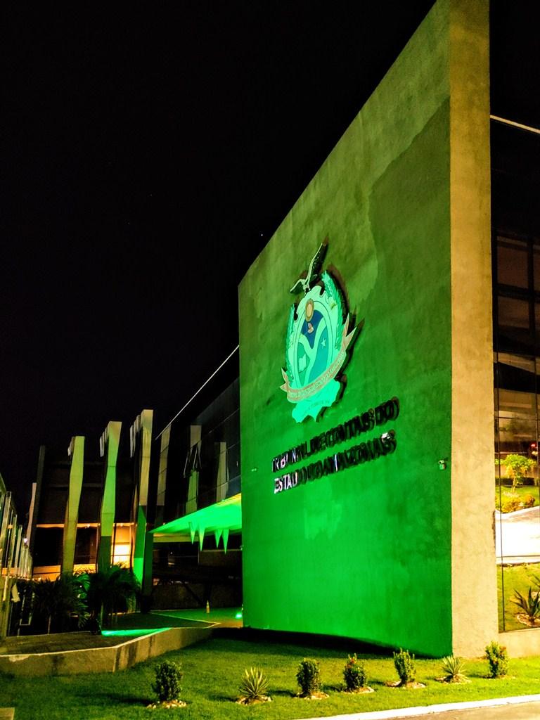 Luzes verdes na fachada do TCE-AM homenageiam profissionais de saúde