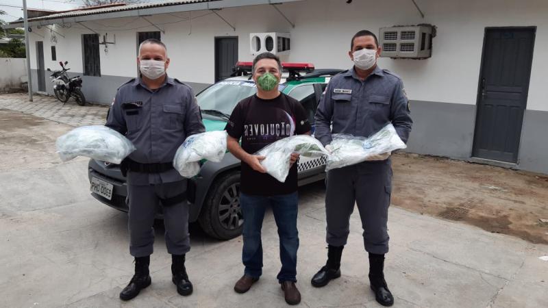 Policiais militares do 11° BPM recebem doação de máscaras de proteção para o combate ao novo coronavírus