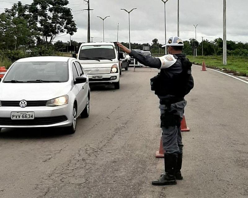 Motorista transportando passageiros é detido por agentes do Detran-AM na rodovia AM-070