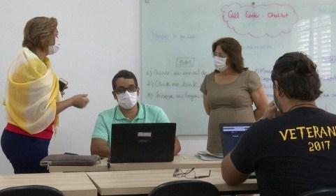 Professores e alunos da UEA atendem população virtualmente sobre Covid-19